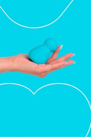 Applust bleu Fairygasm tenu en main, dévoilant sa taille et sa texture