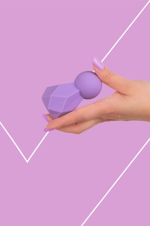 BlissKey violet Fairygasm tenu en main, mettant en valeur son ergonomie