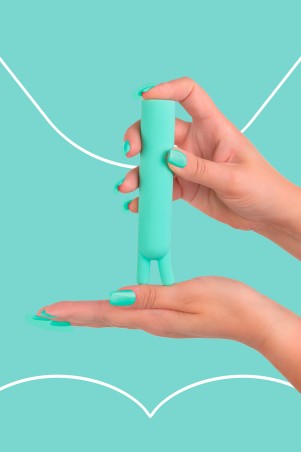 BlissStars vert Fairygasm tenu en main, révélant courbes et détails