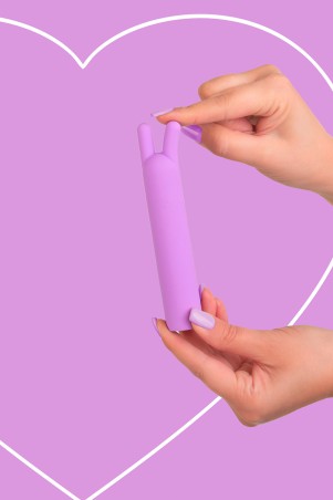Fairygasm BlissStars Vibrator violett in der Hand, betont Struktur und Ergonomie