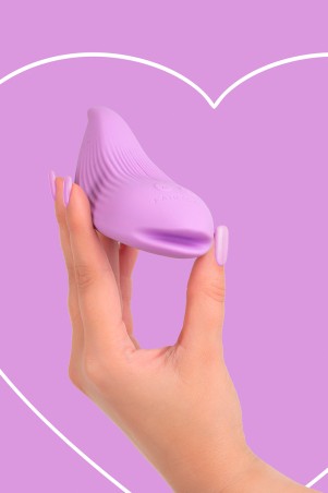 DelightfulWave violet Fairygasm tenu en main, soulignant texture et ergonomie