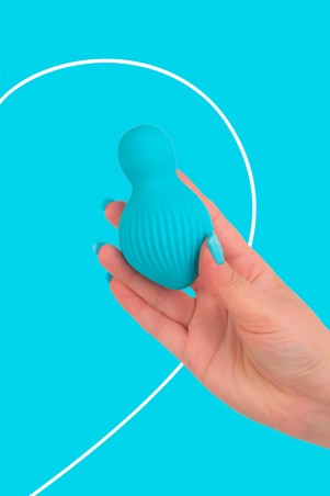 EnchantedDesire bleu Fairygasm tenu en main, révélant texture