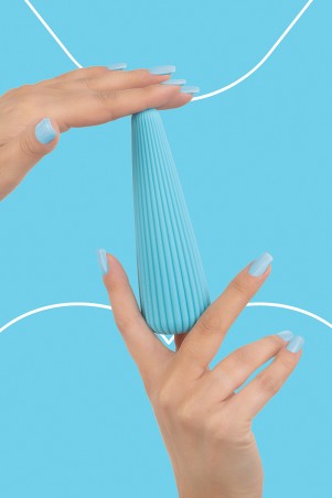 Fairygasm IcyCone blu in mano, texture