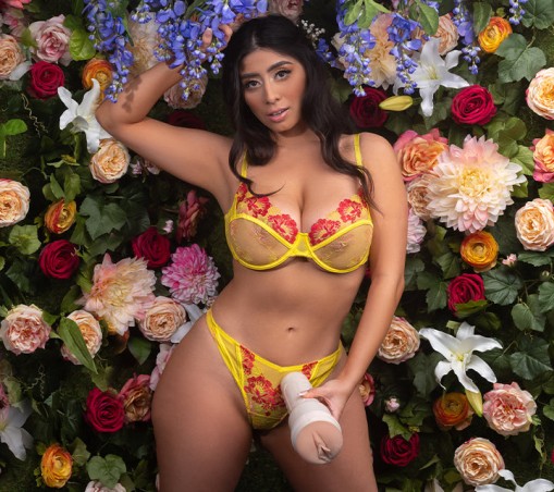 Violet Myers mit ihrem Fleshlight in der Hand