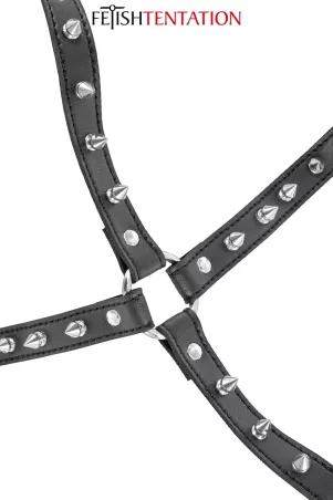 dettaglio della fibbia centrale dell’harness Fetish Tentation in similpelle nera