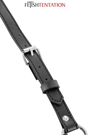 zoom sull’attacco della cinghia dell’harness BDSM donna in cuoio sintetico nero