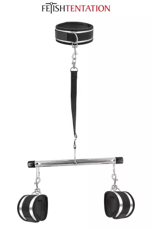 Barre de soumission Fetish Tentation avec menottes, collier et sangle sur fond blanc.